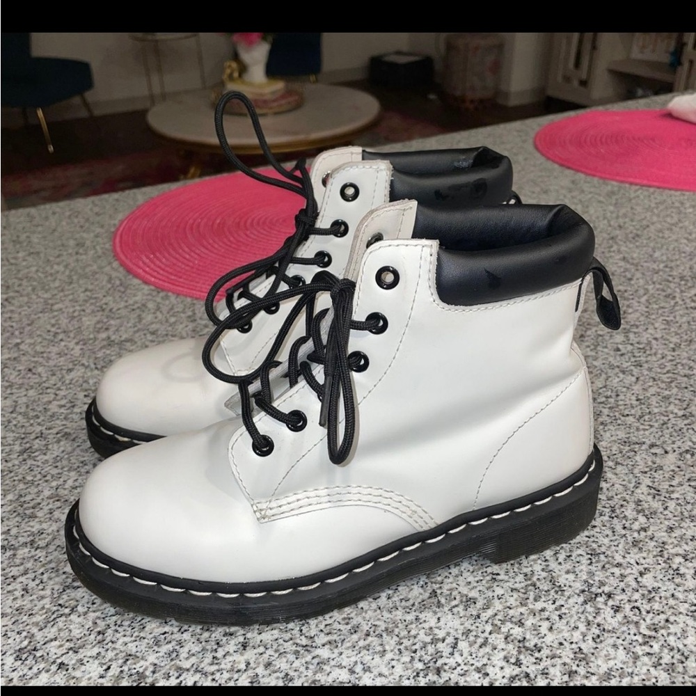 Great condition black and white docs!!